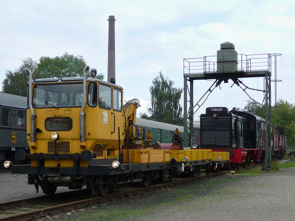 Bauzug mit 530670 vor der unterm Sandbeh�lter abgestellten V36 am 18.9.2010 im Eisenbahnmuseum Bochum Dahlhausen.