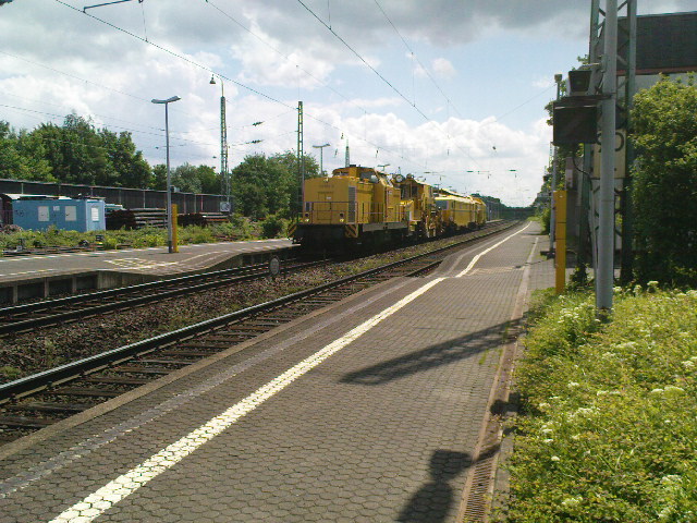 Bauzug mit einer V100 in Beuel im Sommer