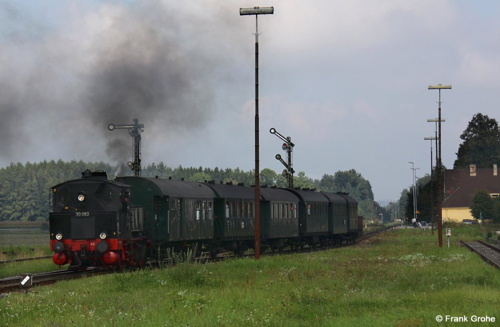 Bayerischer Localbahn Verein Pt 2/3 - Lokomotive 70 083 mit Sonderzug Mhldorf - Alttting, KBS 942 Mhldorf - Burghausen, fotografiert bei der Ausfahrt Bhf. Tling am  05.09.2010