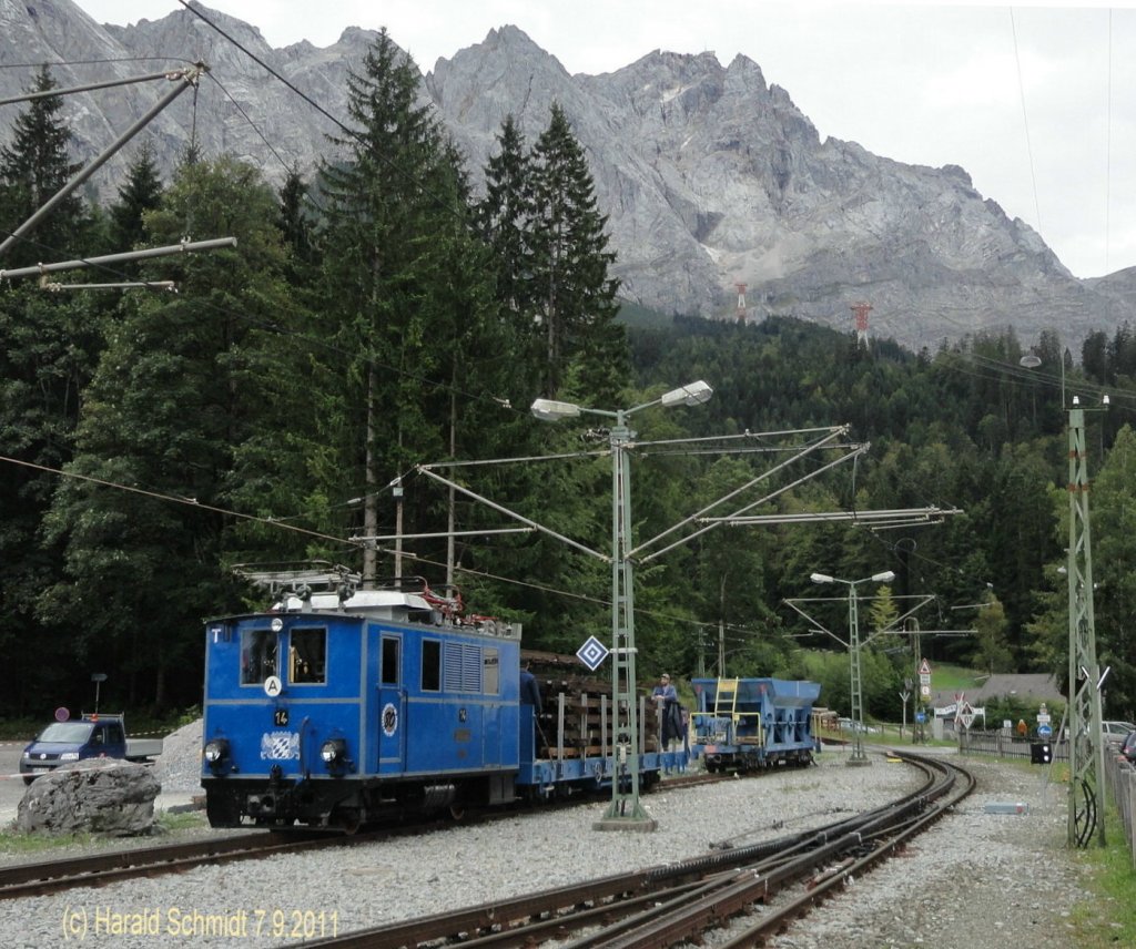 Bayrische Zugspitzbahn / Berglok 14 mit Schotterzug im Bahnhof Eibsee am 7.9.2011