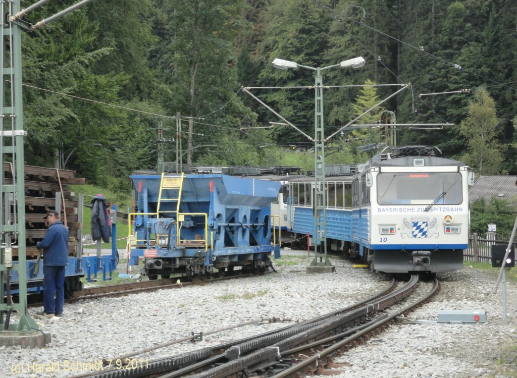 Bayrische Zugspitzbahn / Doppeltriebwagen (DTW) 10-11 am 7.9.2011 bei der Ausfahrt Eibsee in Richtung Zugspitze, links ein Schotterwagen 

