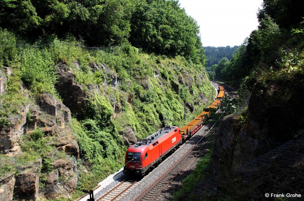 BB 1116 158-5 vor Ganzzug Flachwagen mit Schienen in Richtung Nrnberg, KBS 880 Passau - Nrnberg, fotografiert im Felsdurchbruch bei Deining am 26.07.2012
