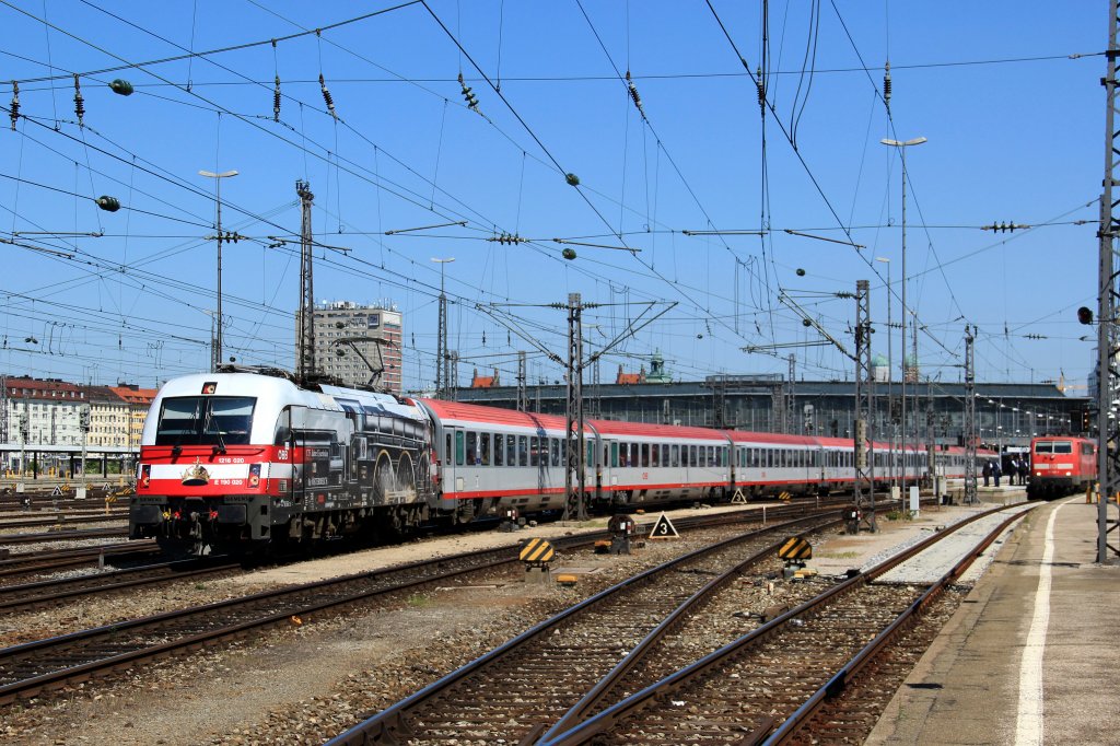 BB 1216 020 bei der Ausfahrt mit einem EuroCity aus dem Mnchener Hauptbahnhof am 23.07.12