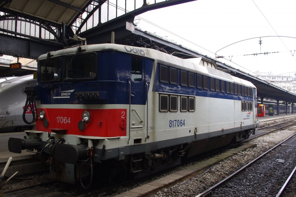 BB 17064 wartet am 03.03.2012 im Bahnhof Paris Est auf neue Aufgaben.