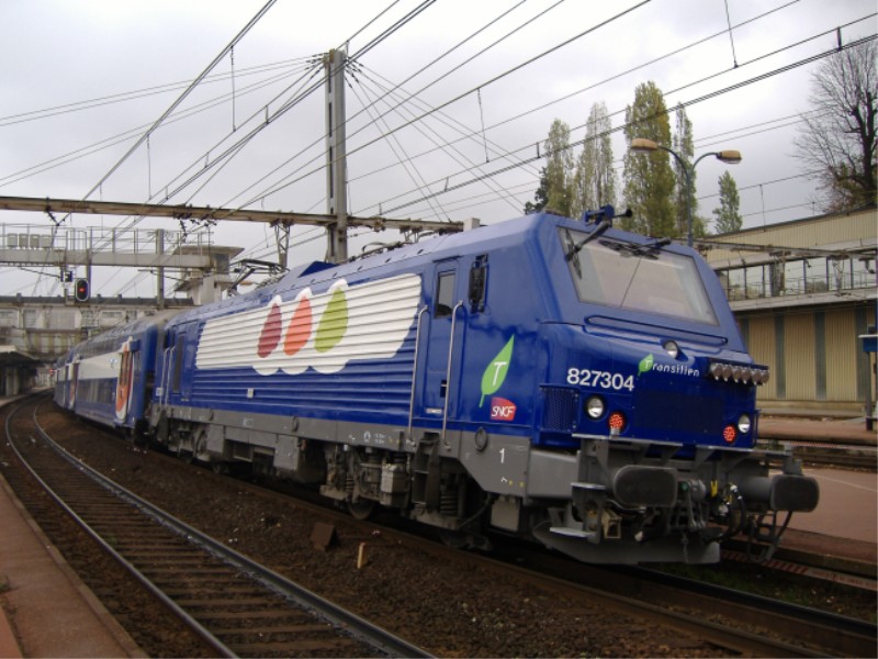 BB 27304 in Versailles-Chantiers fhrt in Richtung Paris mit Doppelstockwagen. (31/10/2006)
