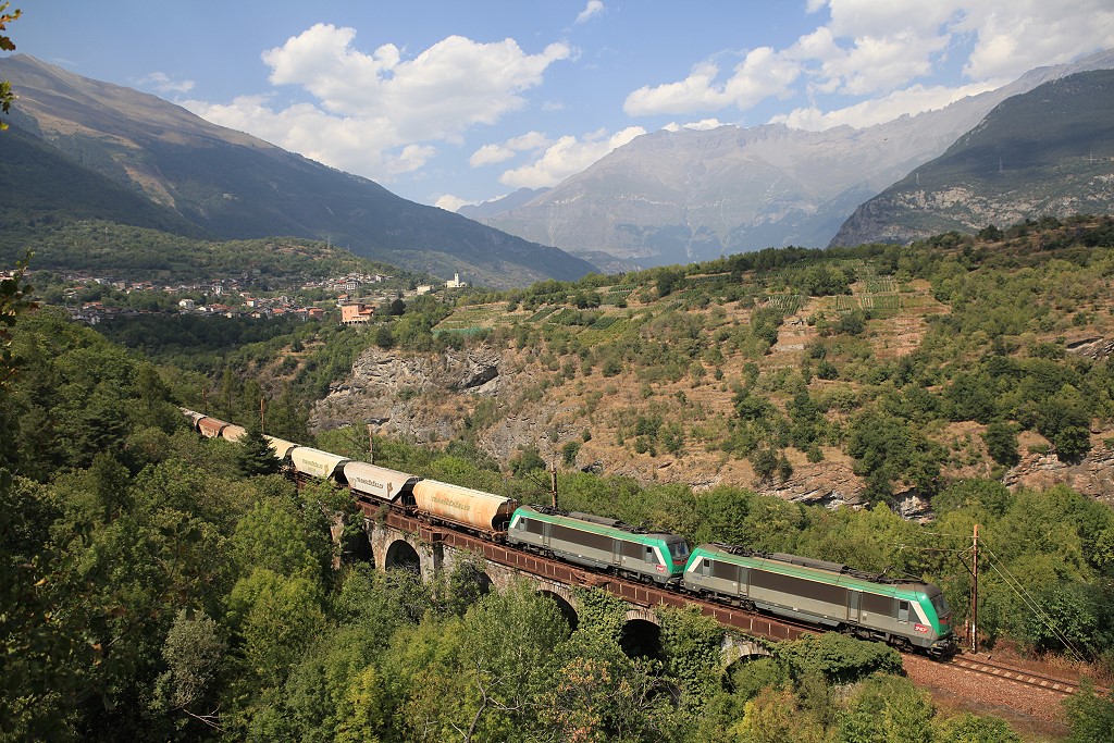 BB 36354 + BB 36352 mit einem Zug von Frankreich nach Torino bei Morelli oberhalb von Susa, 22.08.2012.