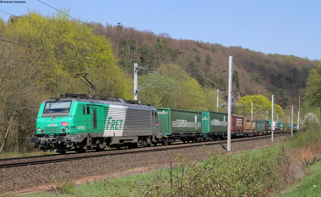 BB 37052 einen langen KLV-Zug Richtung Metz bei Arzviller 25.4.13
