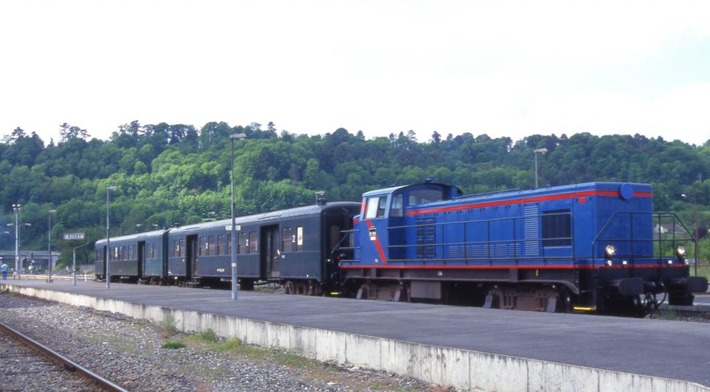 BB 63121 bespannt hat am 23.5.1998 im Bahnhof Givet einen Museum Zug
bespannt und wird in Krze nach Dinant in Belgien abfahren.