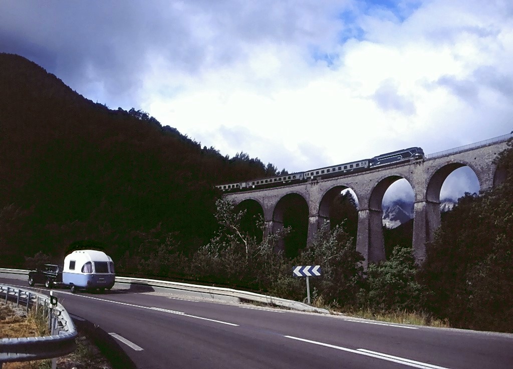 BB 67385 hat den Bahnhof Clelles in Richtung Grenoble verlassen, 12.07.2004, Zug 85658.
