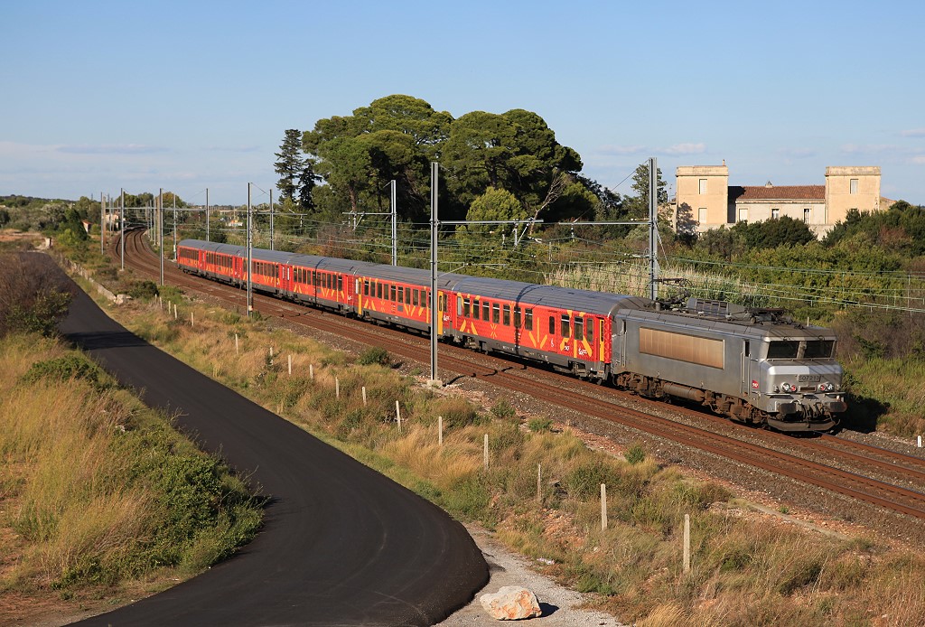 BB 7213 bei Vic la Gardiole zwischen Montpellier und Sète, 31.08.2012.