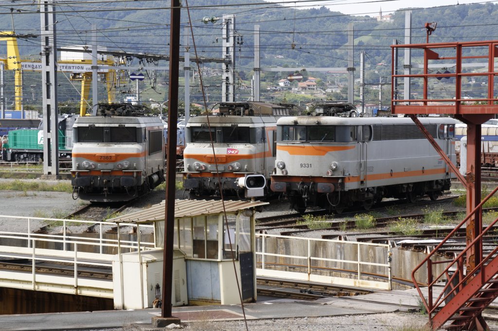 BB 9331, BB 7353 und BB 7362 abgestellt an der Drehscheibe in Hendaye (11.09.2010)