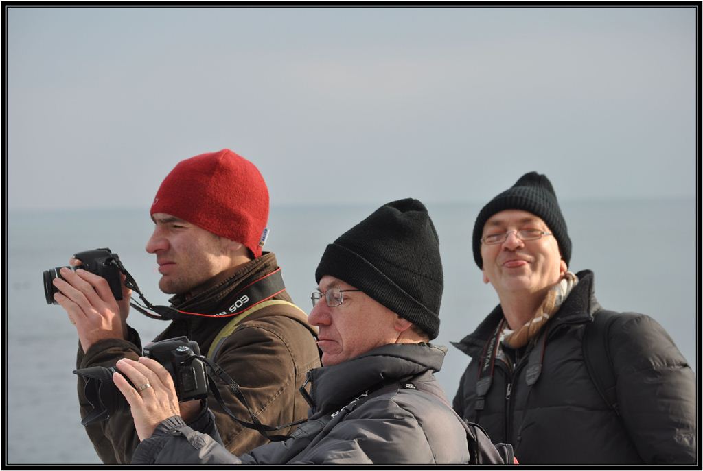 BB-Fotgrafentreffen Konstanz 08.12.2012.
Whrend Silvan und Stefan konzentriert ihrem Hobby frnen, hat Armin wieder andere Flausen im Kopf. (08.12.2012)
