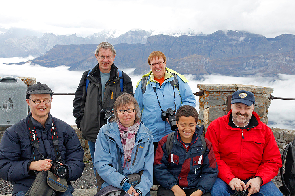 BB-Fotografen-Gipfeltreffen auf dem Gipfel des Brienzer Rothorns (2349.7 m �. M.): Stefan und Christine (stehend), Matthias, Gisela sowie Andreas und Olli posieren vor der Kamera. 30. Sept. 2012, 11:36