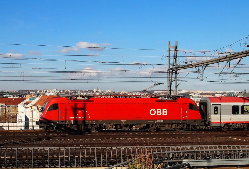 BB Taurus III 1216 226 (ES64U4) nahe dem Hauptbahnhof Prag am 31.10. 2012. (Weltrekord 357km/h)