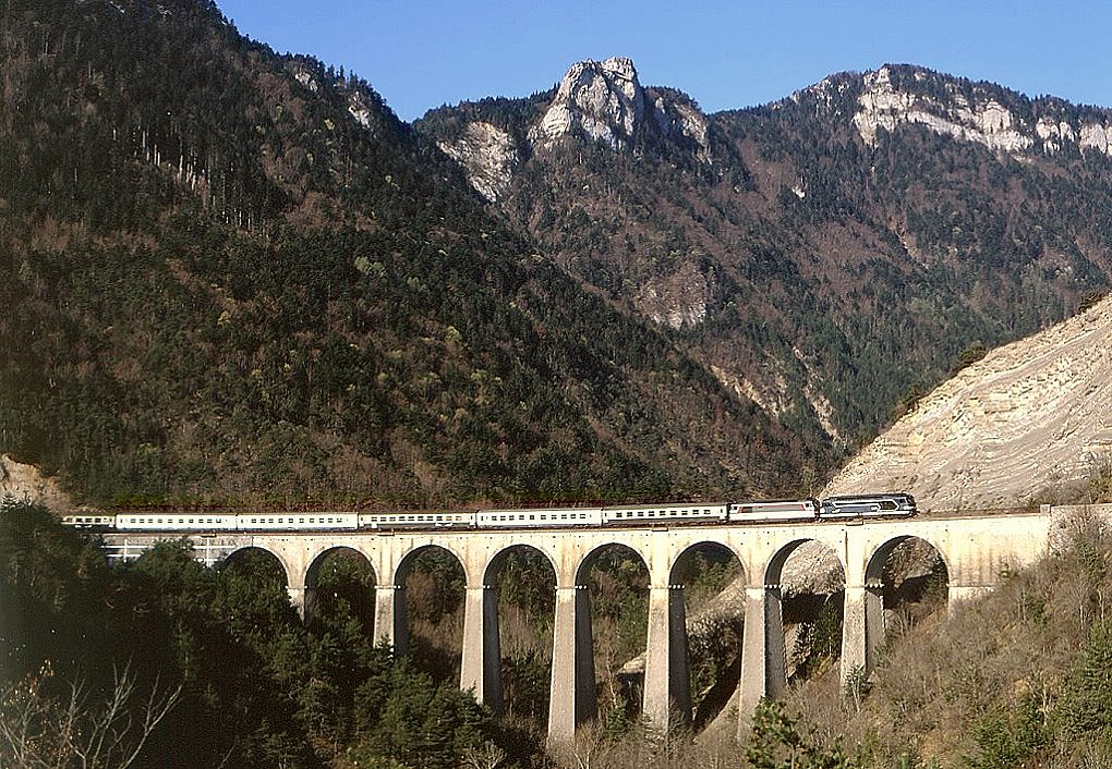 BB67363 und BB67330 berqueren einen der Viadukte bei St.Michel les Portes im Verlauf der Strecke Aspres/Veynes - Clelles - Grenoble, 16.04.2007. 