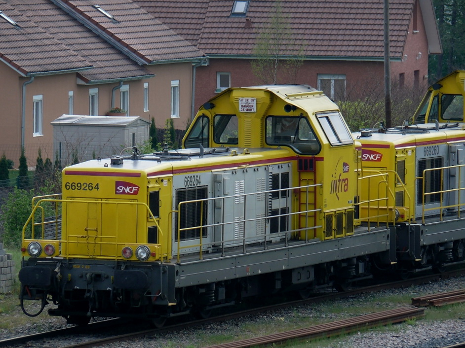 BB69264 - Eine Lok von SNCF-Infra, die fr die Bauzge der Hochgeschwindigkeitsneubaustrecke LGV-Rhin-Rhne im Einsatz ist.
08.05.2010 Lure 