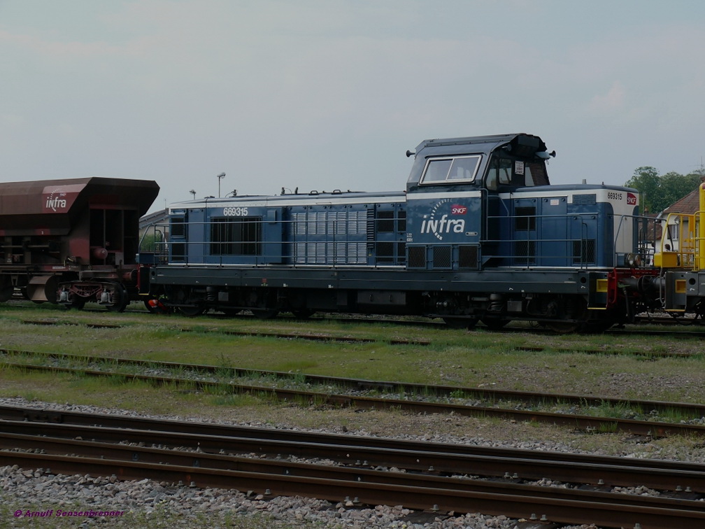 BB69315 - in klassischem Blau. Eine der zahlreichen Lok von SNCF-Infra, die fr die Bauzge der Hochgeschwindigkeitsneubaustrecke LGV-Rhin-Rhne im Einsatz ist.
08.05.2010 Lure 
