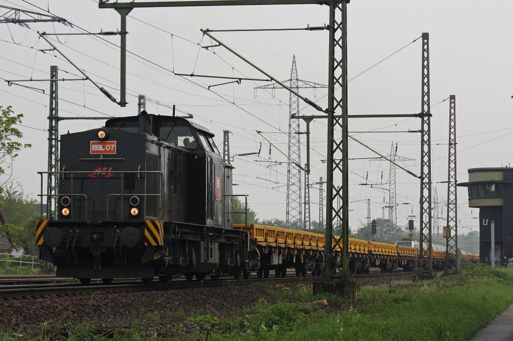 BBL 07 (ex rt&l) am 2.5.12 mit einem Flachwagenzug bei der Durchfahrt durch Ratingen-Lintorf.