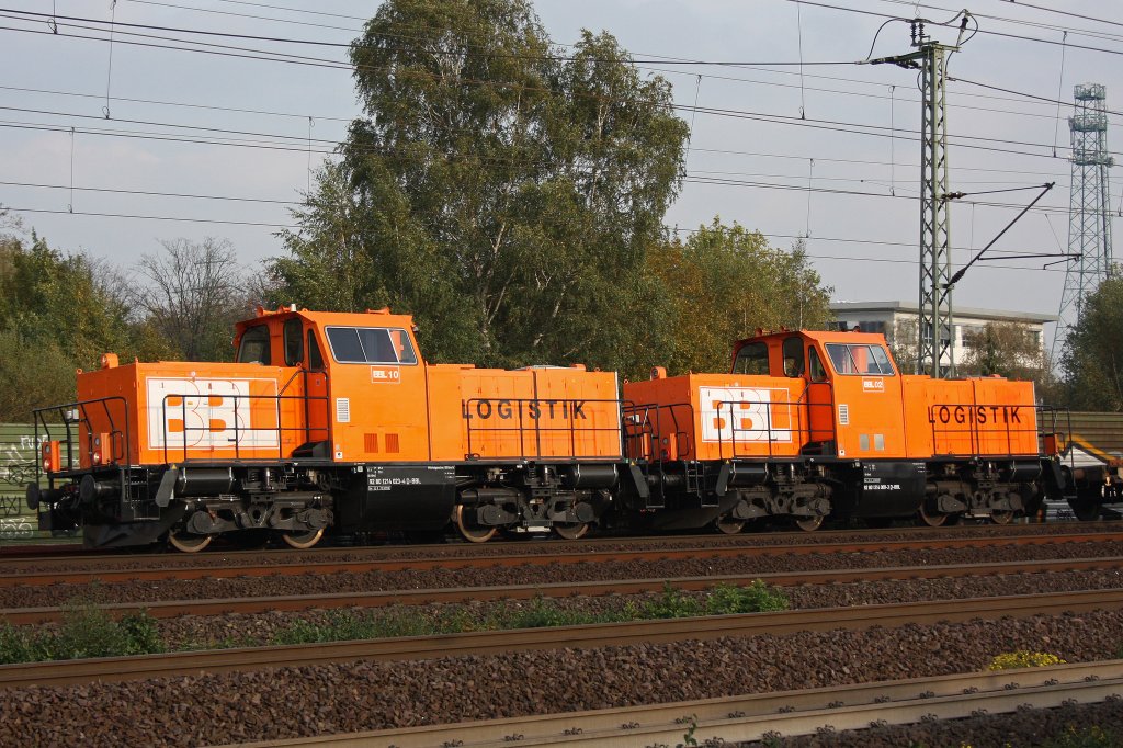 BBL 10 un BBL 02 ziehen am 18.10.10 einen Bauzug durch Hamburg-Harburg nach Cuxhaven