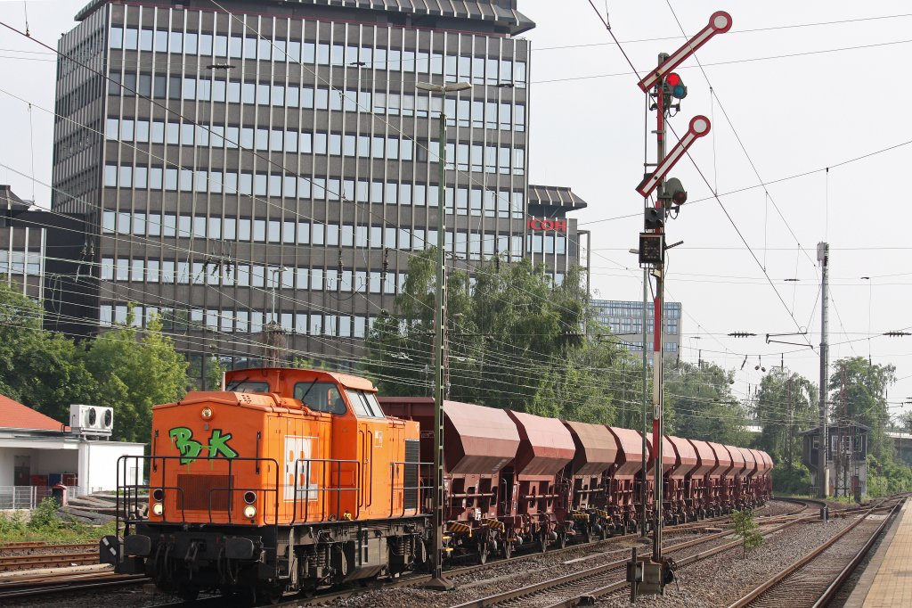 BBL 11 am 20.6.12 mit einem Schotterzug in Dsseldorf-Rath.