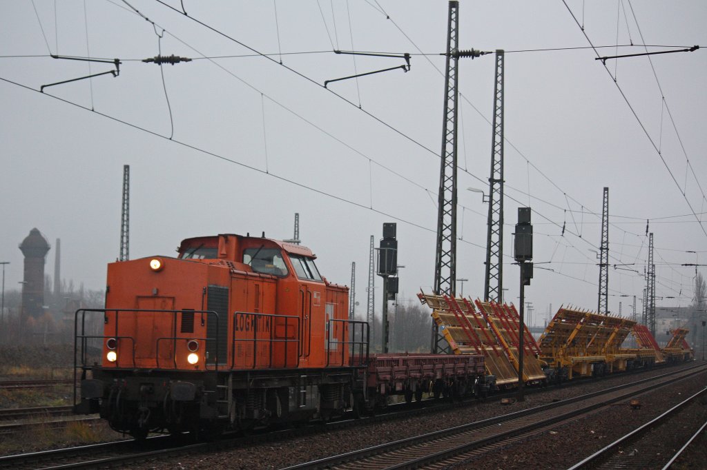 BBL 11 am 28.11.12 mit einem Weichenwagenzug in Duisburg-Bissingheim.