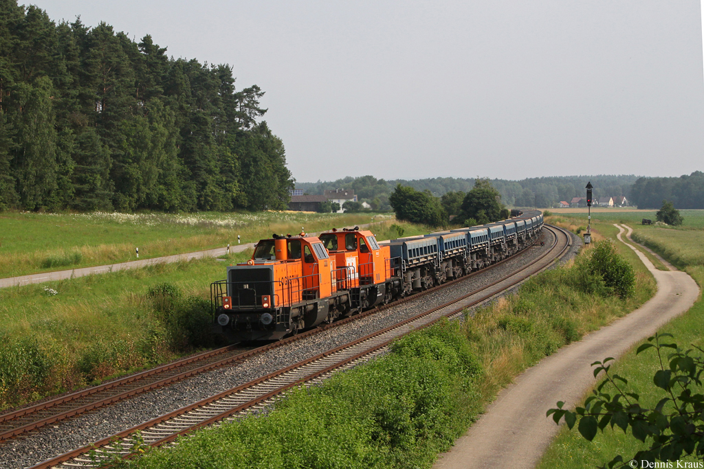 BBL 214 023 und 214 009 mit einem leeren Schotterzug am 06.07.2013 bei Irrenlohe.