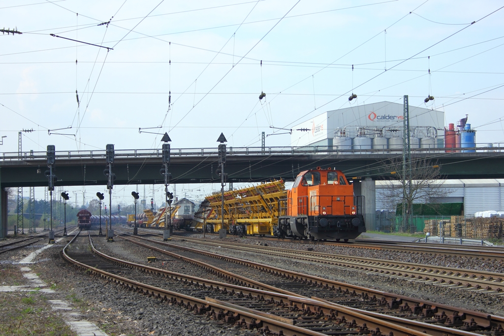 BBL Br 214 mit einem Bauzug in Neuwied am 13.4.2012 