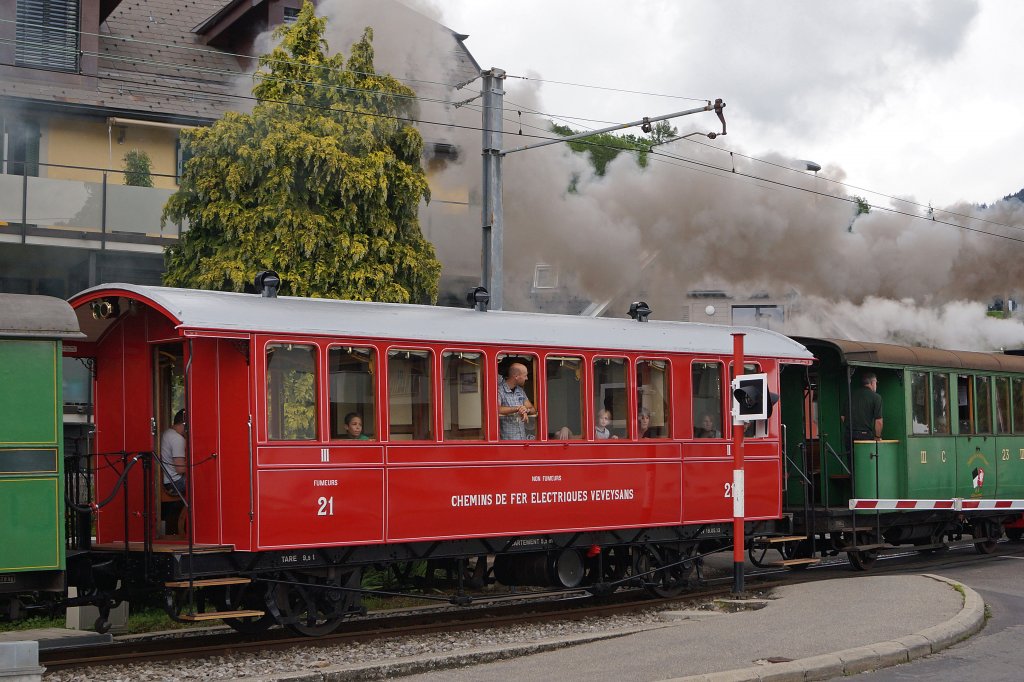 BC: Der frisch revidierte ex CEV B2 21 auf der Fahrt nach Chamby, wo er noch vor der Einstellung des regulren Bahnbetriebes auf diesem sehr reizvollen Streckenabschnitt, whrend vielen Jahren im Einsatz stand. Die Aufnahme ist am 9. Juni 2013 in Blonay entstanden.
Foto: Walter Ruetsch