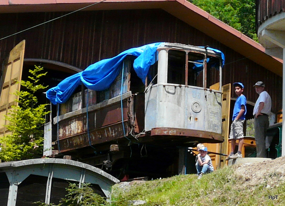 BC - Reste vom Tram Lausanne Ce 2/2 36im Depotareal Chaulin am 12.06.2011
