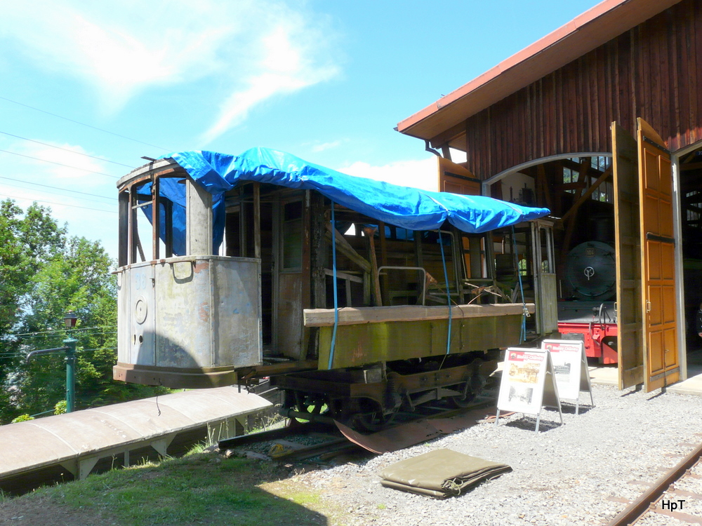 BC - Reste vom Tram Lausanne Ce 2/2 36im Depotareal Chaulin am 12.06.2011