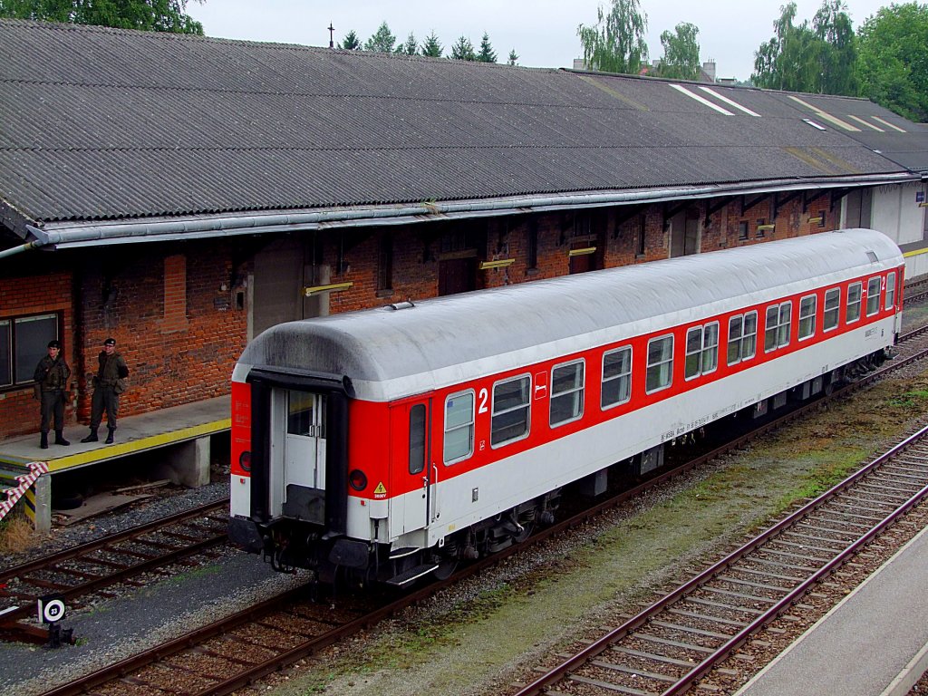 Bcmh 5156(SK-WSBA)0570514-1, wird von zwei Soldaten bewacht;110626