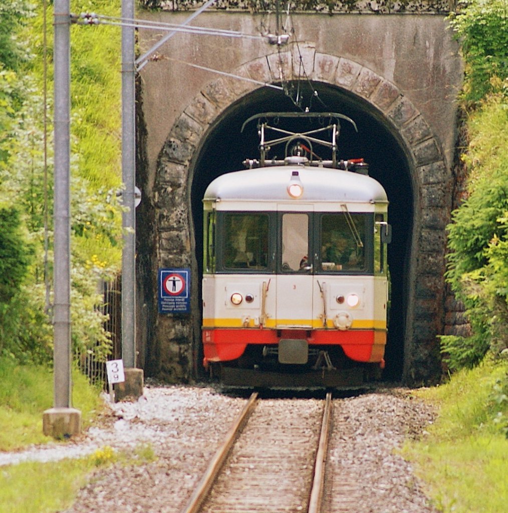 BDe 2/4 3 verlsst einen kurzen Tunnel bei Les Brenets.
(25.06.2010)
Hinweis: Das Foto ist gezoomt, ich stand ausserhalb des Gleisbereichs hinter einer Kurve am Ende des Bahnsteigs.