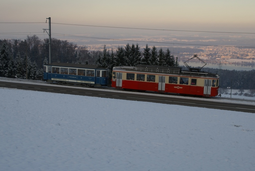BDe 4/4 10 befindet sich am 4.12.10 gemeinsam mit dem C 11 auf dem Weg nach Esslingen, von wo aus er eine Adventsrundfahrt durch die Stadt Zrich in Angriff nehmen wird. Das Bild wurde zwischen Scheuren und Neuhaus aufgenommen.