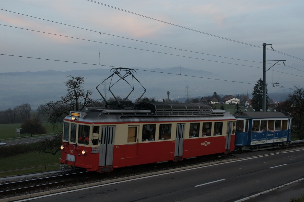 BDe 4/4 10 und C 11 fahren am 26.11.11 von Neuhaus Richtung Scheuren.
