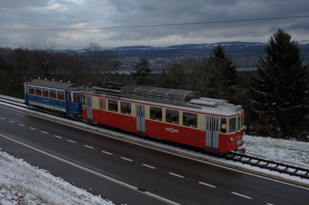BDe 4/4 10 fhrt am 11.12.11 gemeinsam mit dem C 11 von Scheuren Richtung Neuhaus und weiter nach Esslingen, von wo aus er eine der jhrlich stattfindenden Adventsfahrten in Angriff nahm.