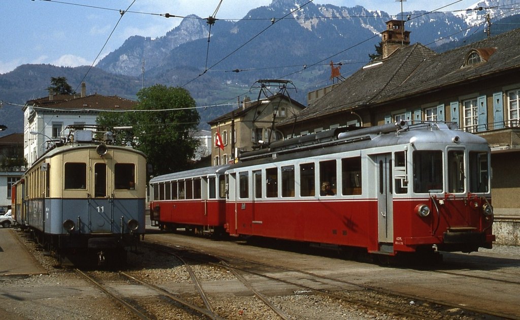 BDe 4/4 113 (ex Sernfttalbahn) der AOMC und ABFe 4/4 11 der ASD auf dem Bahnhofsvorplatz in Aigle (Mai 1980)
