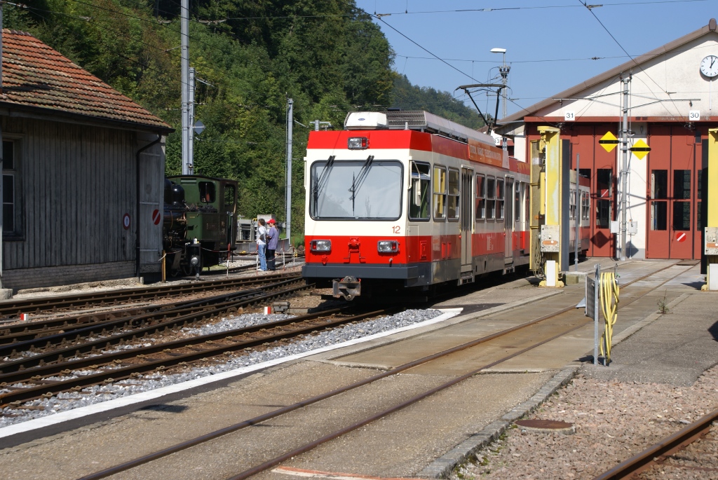 BDe 4/4 12 steht am 19.9.10 vor dem Depot Waldenburg. Links zu sehen die Dampflok G 3/3 5, die gerade fr die zweite Fahrt nach Liestal bereit gemacht wird. Das Bild wurde vom ffentlichen Parkplatz aus aufgenommen.