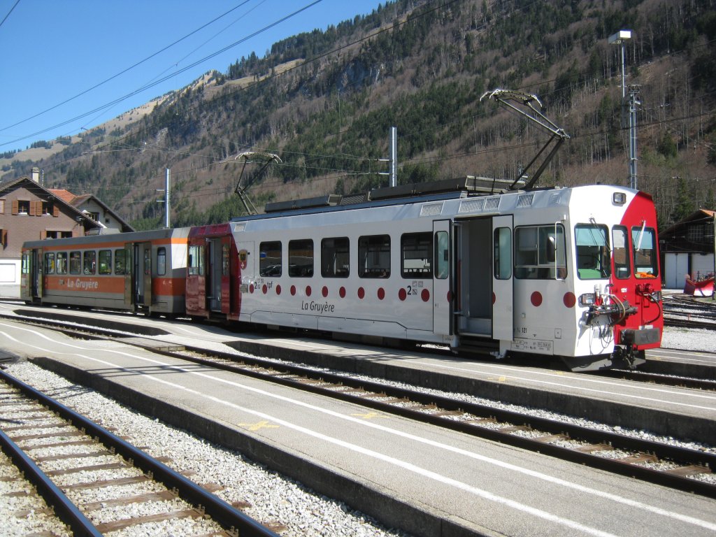 BDe 4/4 121 (im neuen Farbkleid) mit Bt 226 (noch im GFM Farbkleid) in Montbovon, 02.04.2011.