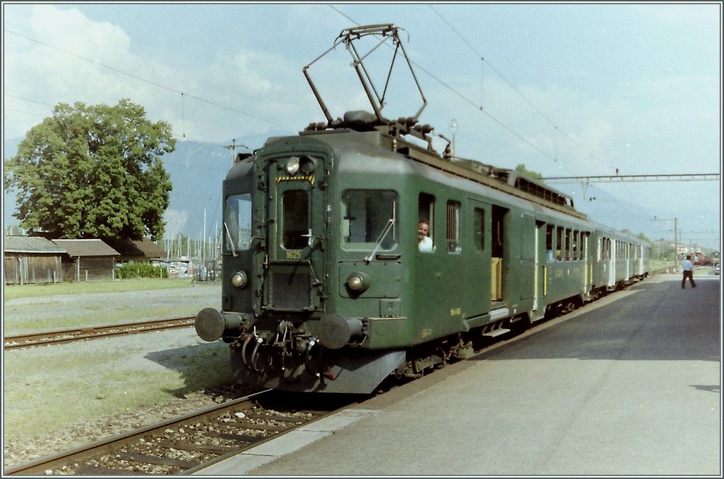 BDe 4/4 1625 mit einem Regionalzug nach St-Gingolph beim Halt in Bouveret im Sommer 1994.
(Gescanntes Negativ)