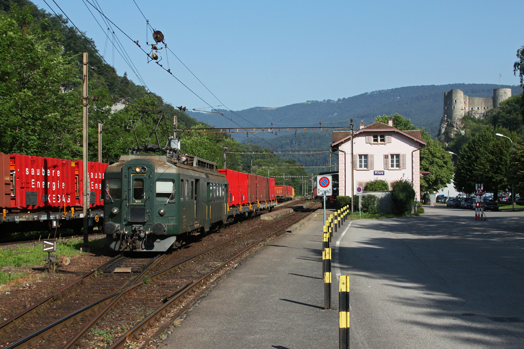 BDe 4/4 1632 der OeBB mit Gterwagen bei der Ausfahrt aus dem Bahnhof Klus. 28.06.2011.