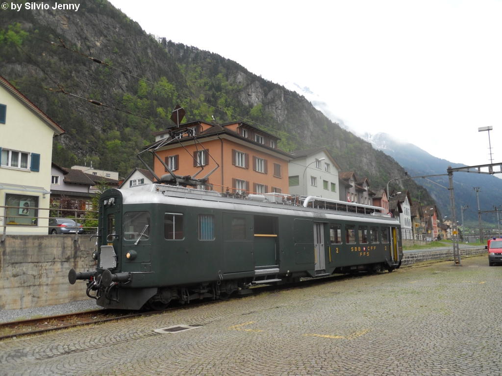 BDe 4/4 1646 am 1.5.2010 in Erstfeld. Viele kennen diesen Triebwagen vielleicht noch als ''Schwalbe'' dem damaligen Schulzug der SBB. Da nun ein neuer Schulzug hergerichtet wurde, baute man den BDe 4/4 teilweise in den original Zustand zurck. Aber ihm wurde im Gepckabteil ein Gelnder montiert, das Fotografieren ohne Fenster aus dem Zug ermglicht. Whrend den Fitnessfahrten wird im BDe 4/4 jeweils eine Kaffeestube eingerichtet. Am regnerischen 1.5.2010 tat so ein Kaffe natrlich gut...