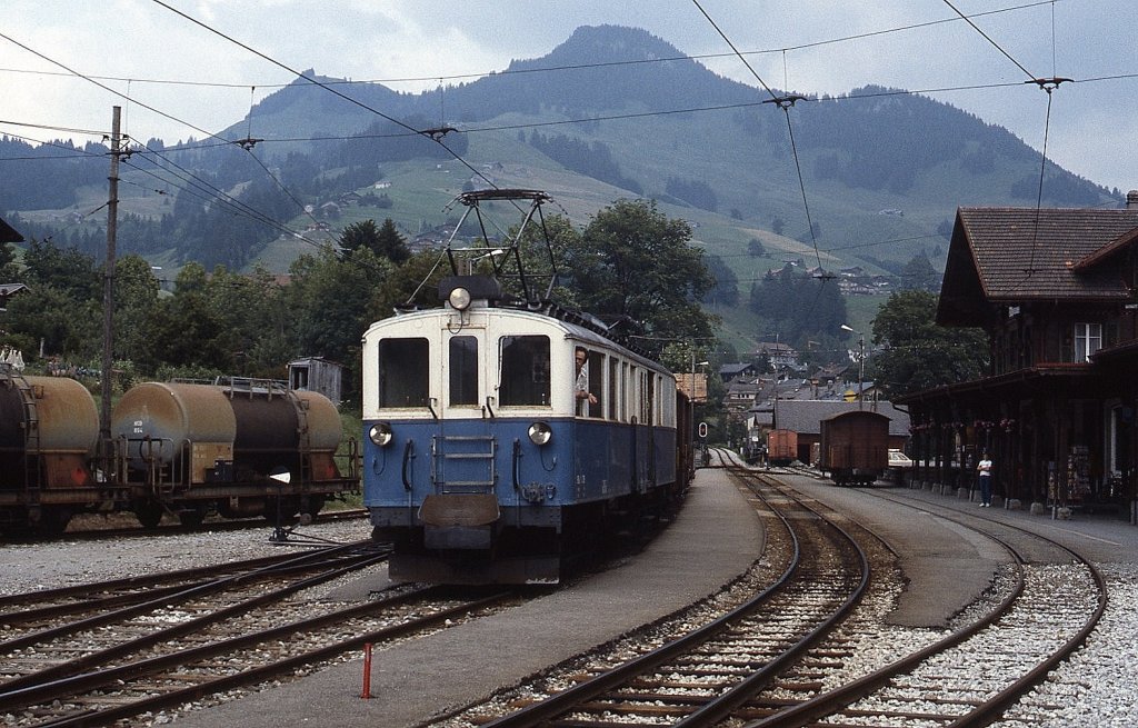 BDe 4/4 28 verläßt mit einem Güterzug im Juli 1983 den Bahnhof Chateau-d'Oex