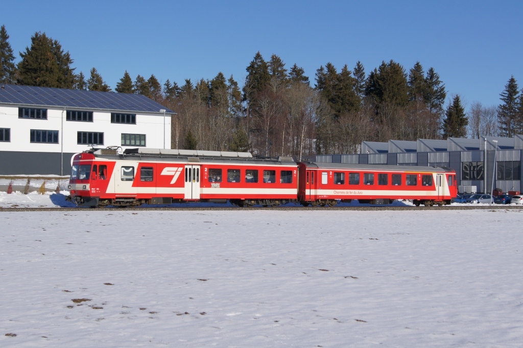 BDe 4/4 II 613 erreicht am 12.1.12 als R 242 Le Noirmont.