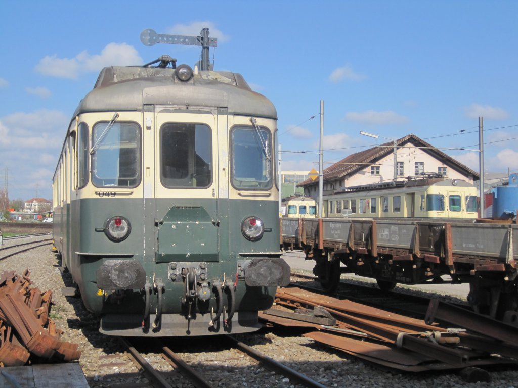 BDe 576 049 der Firma Makies abgestellt im Areal der Firma Vanoli
in Samstagern. Im Hintergrund die beiden SOB BDe 576 058 und 059
am 11.04.2010