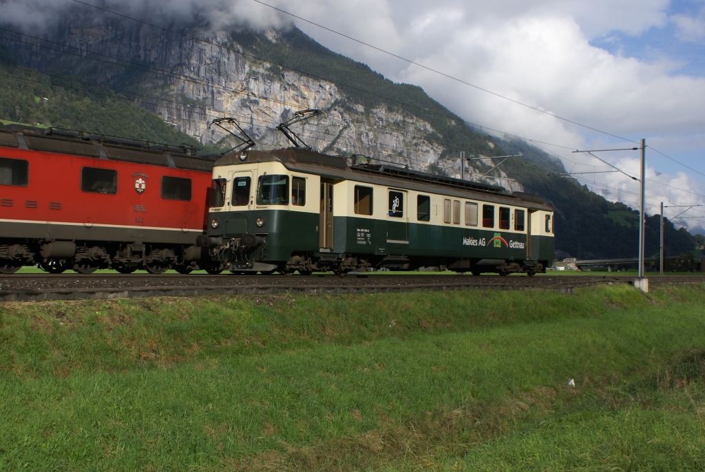 BDe 576 056-6 erreicht am 18.9.10 Erstfeld, whrend sich im Hintergrund eine Re 6/6 auf den Weg Richtung Art-Goldau macht.