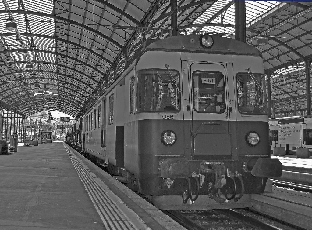 BDe 576 056-6 mit Gterzug im Bahnhof Luzern, Aufgenommen am 08.08.2012