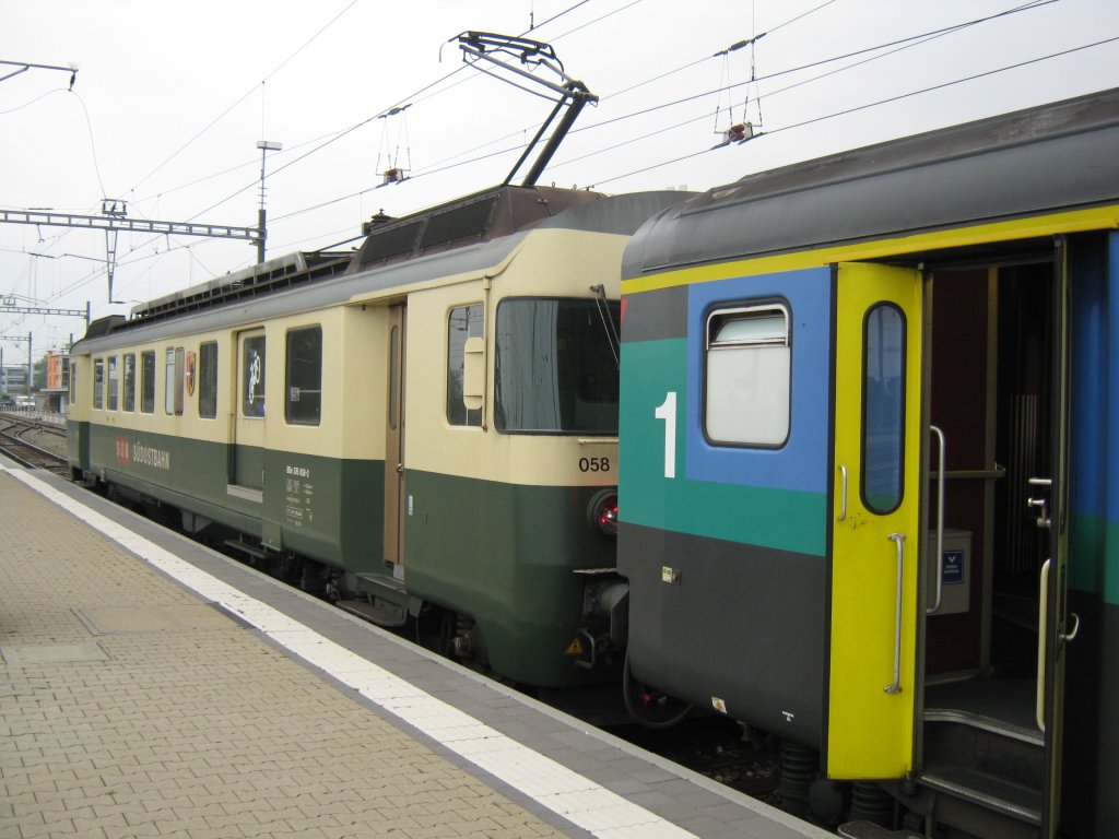 BDe 576 058 am Zugschluss des VAE IR 2426 im Bahnhof Pfffikon. Dank der OLMA werden div. VAE mit bis zu vier Wagen verstrkt (IR 2426 hatte 3B und 1A zustzlich). Der BDe wurde in Rapperwil angehngt um den Zug bis nach Altmatt zu stossen, wo er wieder abgehngt wurde, 15.10.2010.