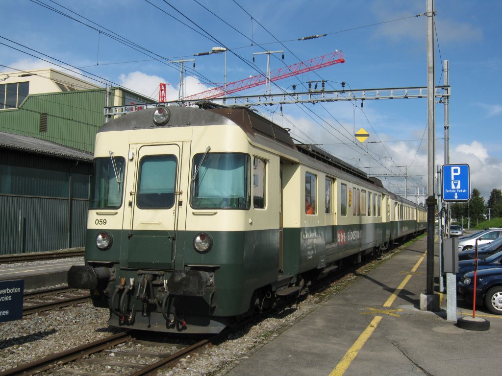 BDe 576 059-0 mit Pendel abgestellt im Bahnhof Samstagern, 04.08.2010.