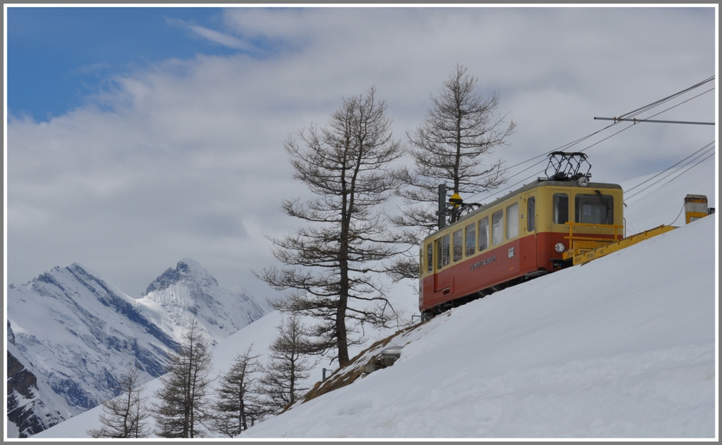 BDeh 2/4 203 steht abgestellt am Ende des unteren Depotgeleises auf der Kleinen Scheidegg. (25.04.2012)