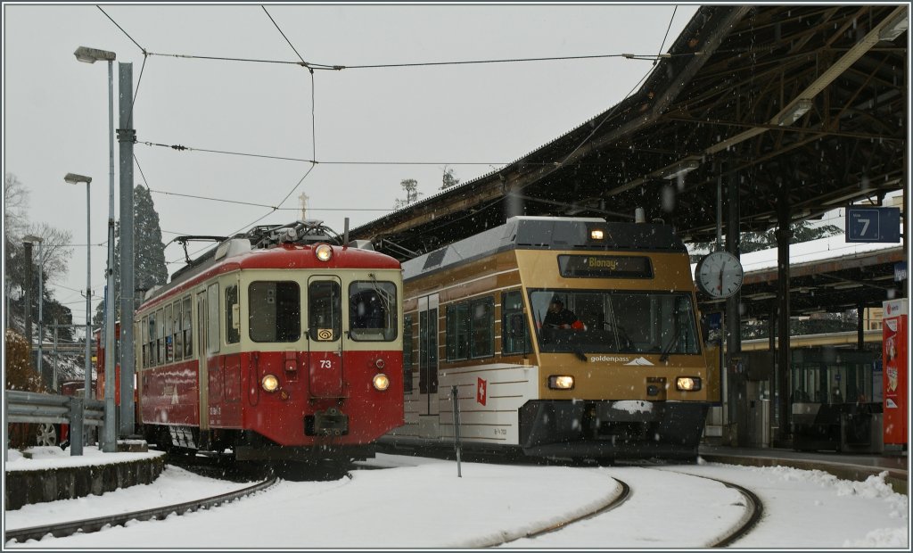 BDeh 2/4 73 und GTW Be 2/6 7003 im verschneiten Vevey am 15. Feb. 2012.